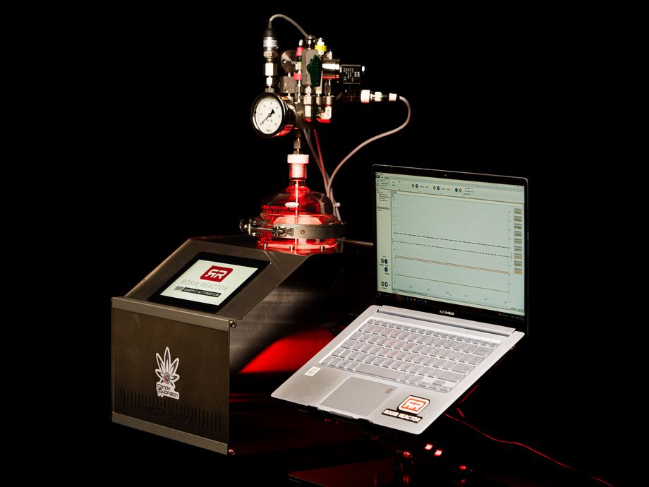 Mini Rosin Reactor enclosure with vessel and laptop
